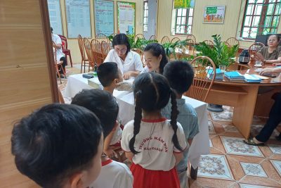 Trường Mầm non Hải Giang Phối hợp với Trạm y tế  tổ chức khám sức khỏe định kỳ cho trẻ